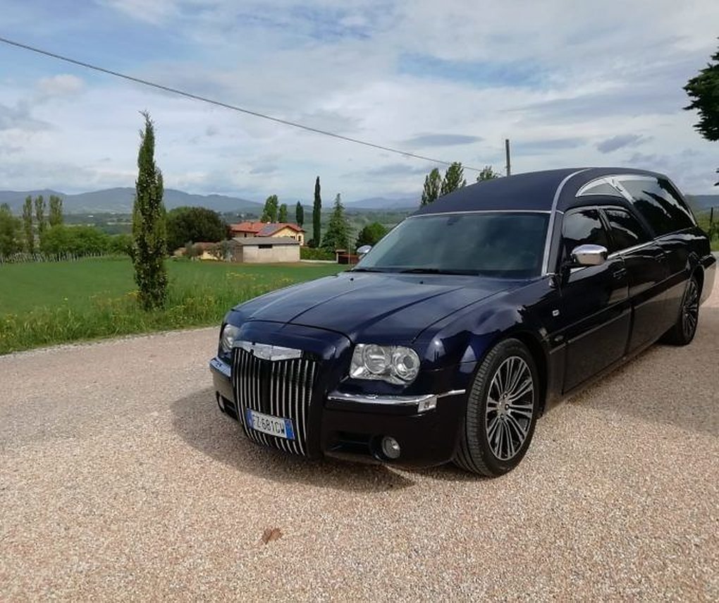 Auto funebre dell'impresa in viaggio per un trasporto funebre