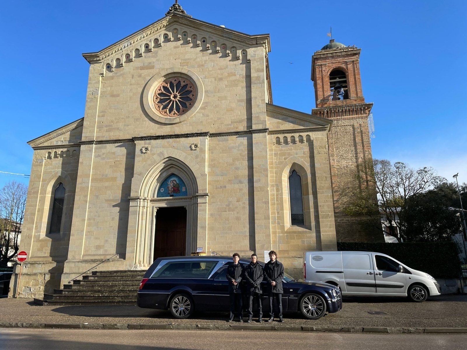 Il personale dell'impresa funebre davanti alla chiesa prima di una cerimonia